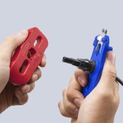 Czerwony i niebieski element zestawu montażowego Knipex 97 49 66 3 do instalacji fotowoltaicznych