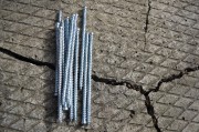 Wkręt do montażu ościeżnic 7,5x152 TX30 ocynkowany - zdjęcie na budowie
