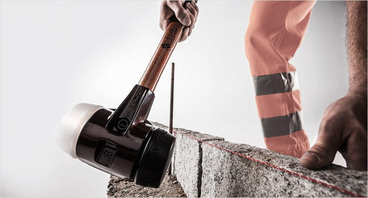 Młotek brukarski Halder Simplex 80 do prac brukarskich - podczas pracy z krawężnikiem