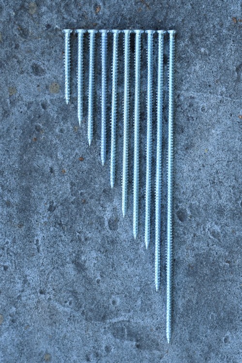 Wkręty do montażu ościeżnic 7,5 mm łeb stożkowy – pełna rozmiarówka od 72 do 302 mm – zdjęcie rzeczywiste