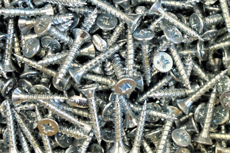 wkręty do drewna 3,5x20 pz2 biały ocynk zbliżenie w opakowaniu