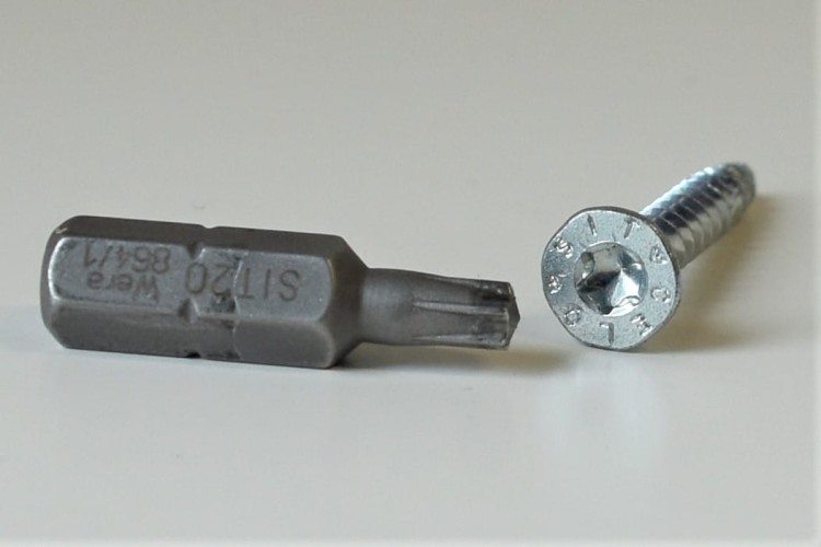 wkręt Celo Velox 4x35 z bitem Wera SIT20 – ujęcie na metalowym tle
